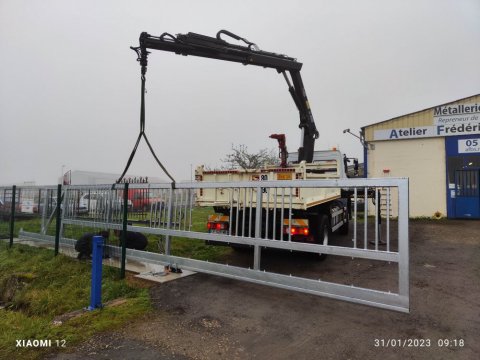 Mise en place du portail autoporté au camion grue .