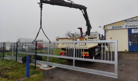 Mise en place du portail autoporté au camion grue .