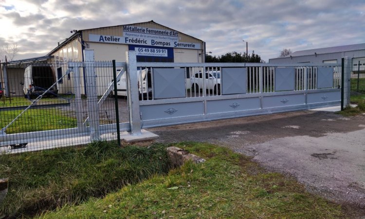 Fabrication et mise en place des tôles de remplissage pour le portail coulissant autoporté . 