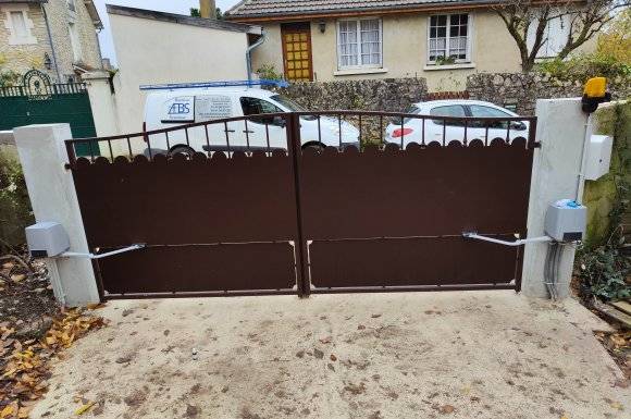 Fabrication et pose d'un portail métallique avec motorisation et visiophone à Ligugé