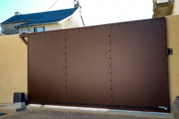 Fabrication et pose d'un portail coulissant avec motorisation CAME