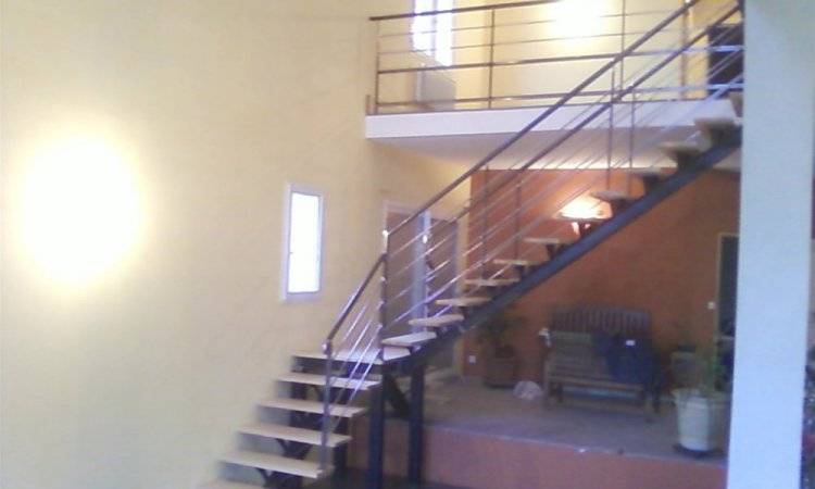 escalier_limon_central_en_acier_brut
