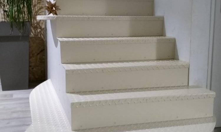 escalier_metallique_avec_une_laque_epoxy